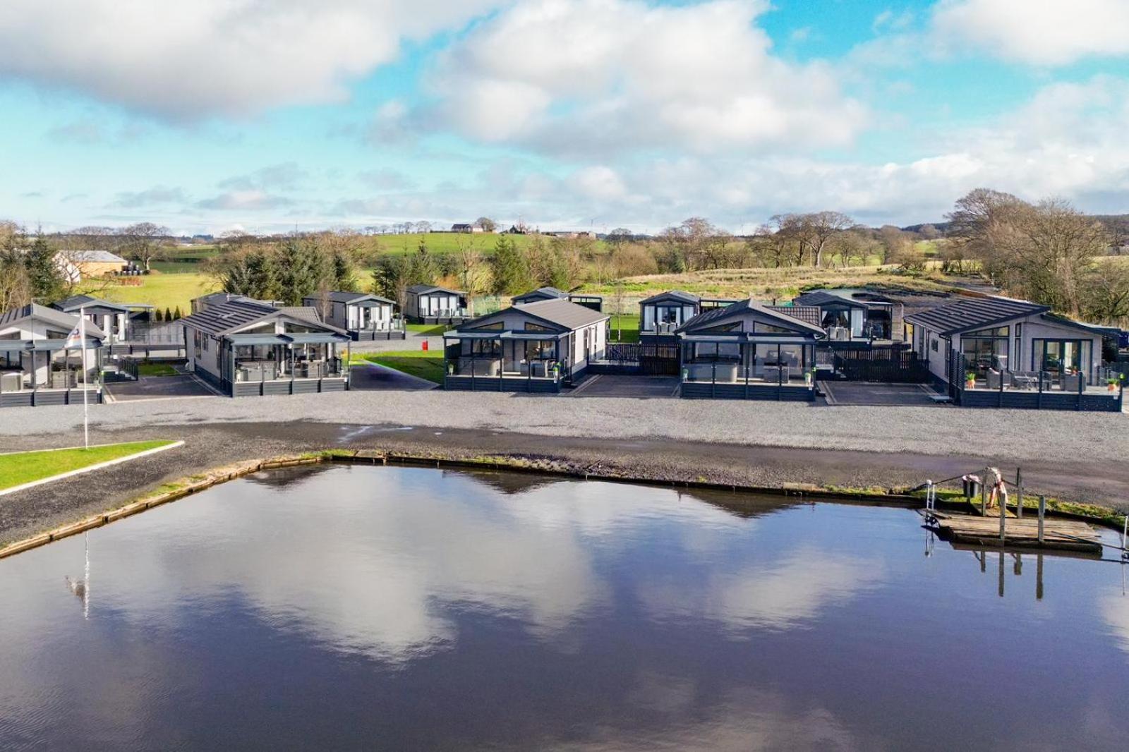 Arranview Lochside Pods & Lodges All With Private Hot-Tubs Fenwick  Exterior photo